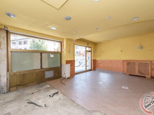 Locale Commerciale in affitto a Pallin, Aosta