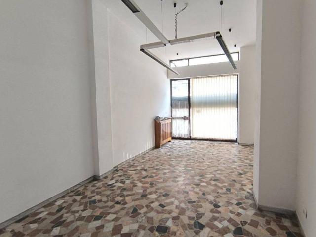 Locale Commerciale in affitto a Aosta