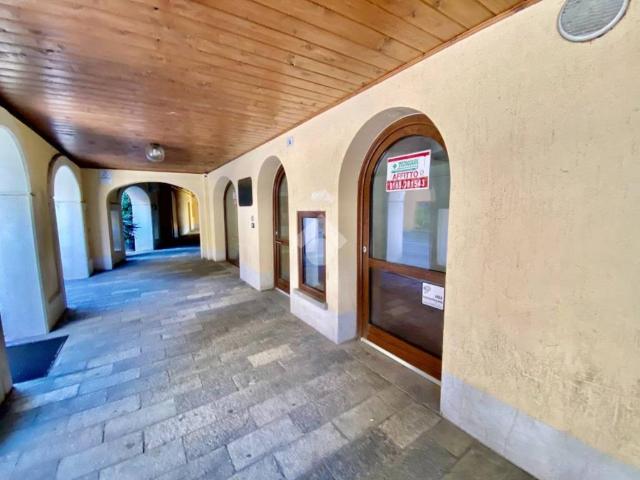 Locale Commerciale in affitto a Aosta, Le Gotrau
