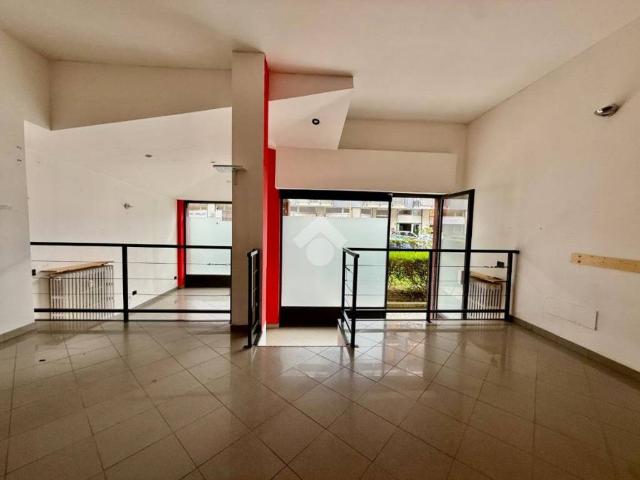 Locale Commerciale in affitto a Pallin, Aosta