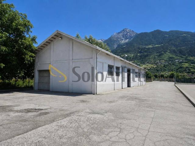 Locale Commerciale in affitto a Aosta
