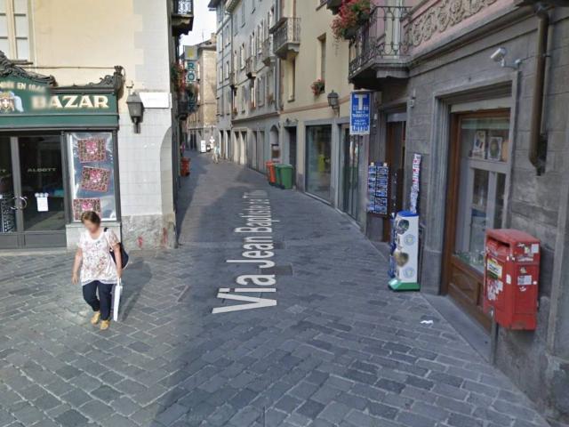 Locale Commerciale in affitto a Aosta