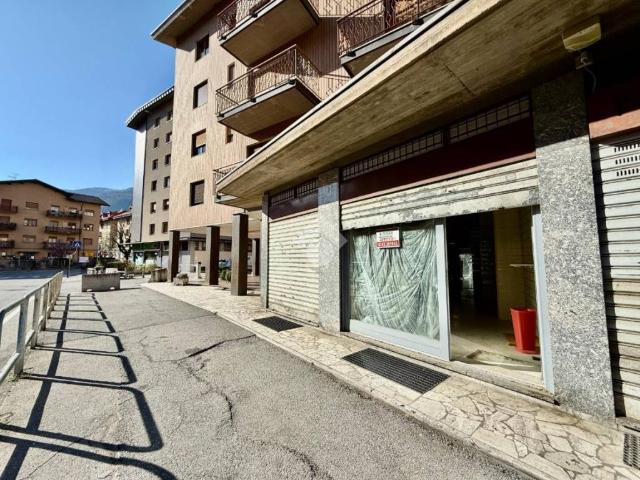 Locale Commerciale in affitto a Le Gotrau, Aosta