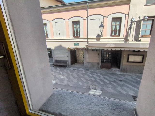 Locale Commerciale in affitto a Porossan-Roppoz, Aosta