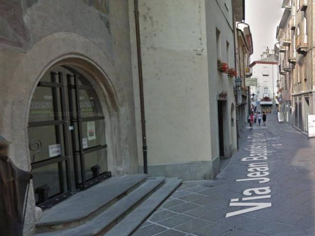 Locale Commerciale in affitto a Aosta