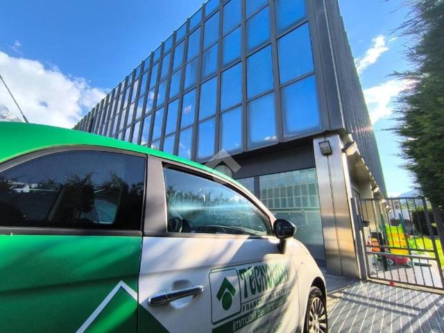 Locale Commerciale in affitto a Aosta, Busseyaz