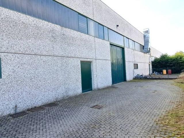 Locale Commerciale in affitto a Appiano Gentile, Lombardia