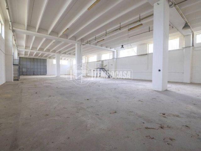 Locale Commerciale in affitto a Marche, Macerata