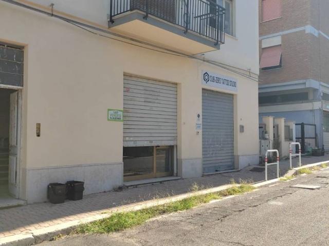 Locale Commerciale in affitto a Aprilia, Lazio
