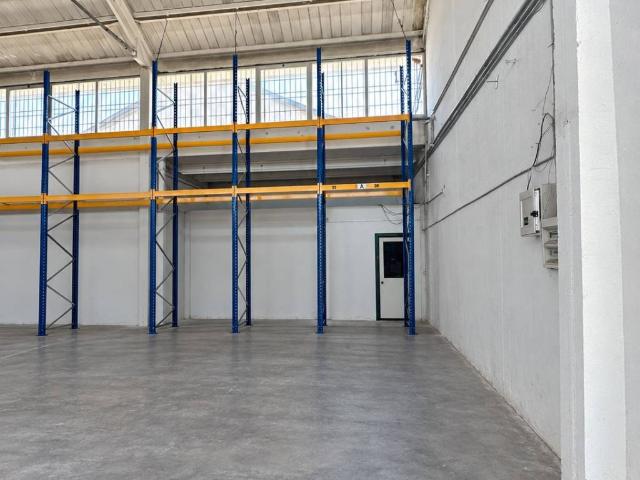Locale Commerciale in affitto a Casalazzara, Aprilia