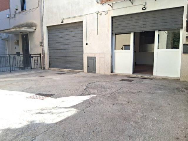 Locale Commerciale in affitto a Aprilia, Latina