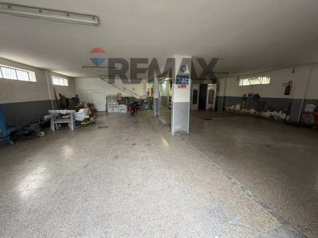 Locale Commerciale in affitto a Stracciapanni, Aprilia