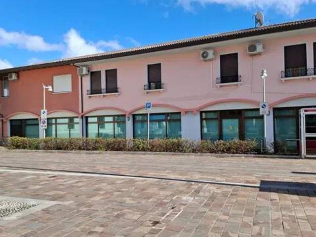 Locale Commerciale in affitto a Arcade, Veneto