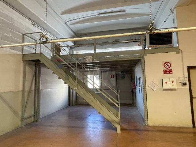 Locale Commerciale in affitto a Marche, Ancona