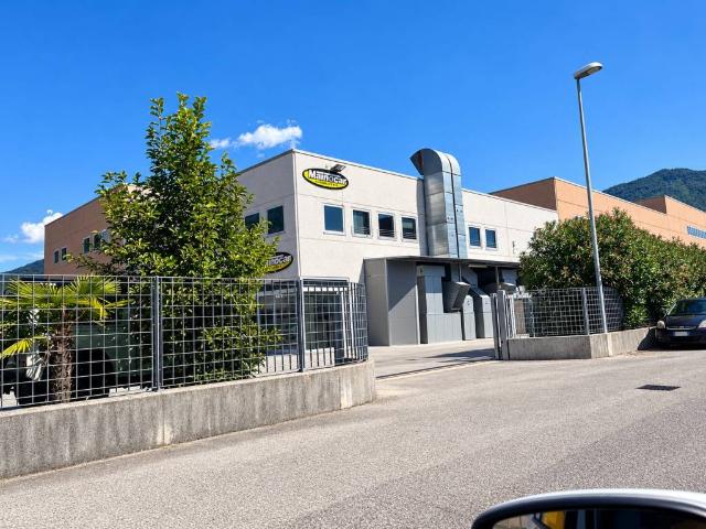 Locale Commerciale in affitto a Zona artigianale di Arco, Arco