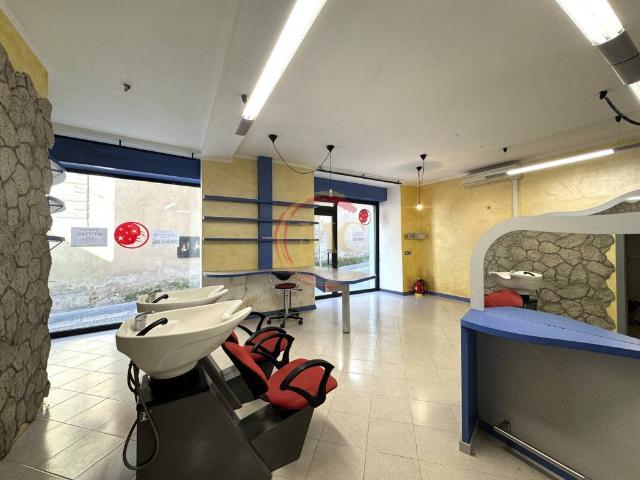 Locale Commerciale in affitto a Comunità Alto Garda e Ledro, Arco