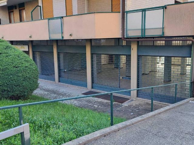 Locale Commerciale in affitto a Cascina del Bruno, Arcore