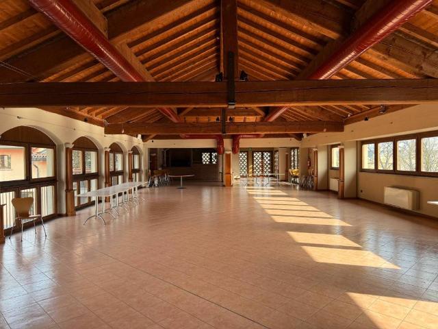 Locale Commerciale in affitto a Cascina del Bruno, Arcore