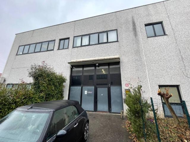 Locale Commerciale in affitto a Arcore, Lombardia