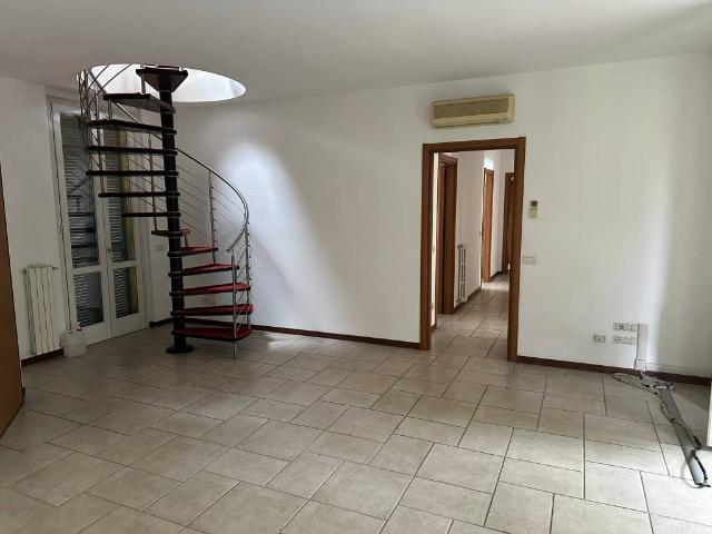 Locale Commerciale in affitto a Arcore, Lombardia