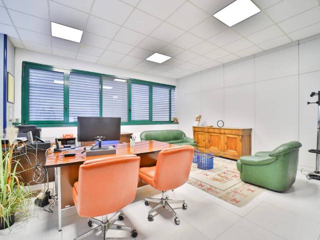 Locale Commerciale in affitto a Arcore, Lombardia