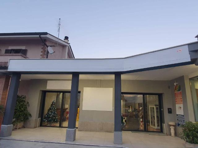 Locale Commerciale in affitto a Madonnina, Ardea