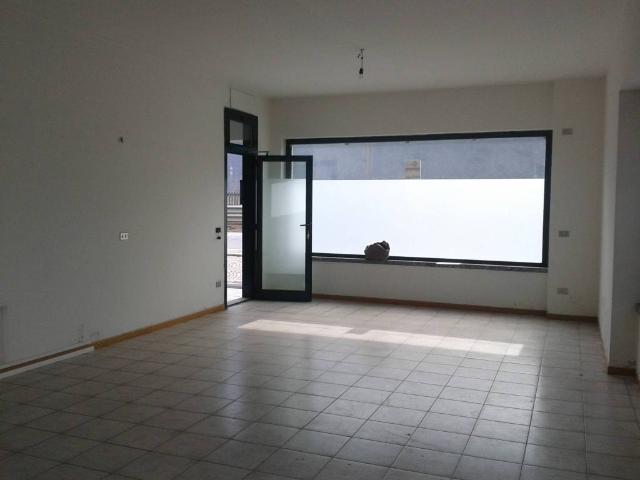 Locale Commerciale in affitto a Ardenno, Lombardia