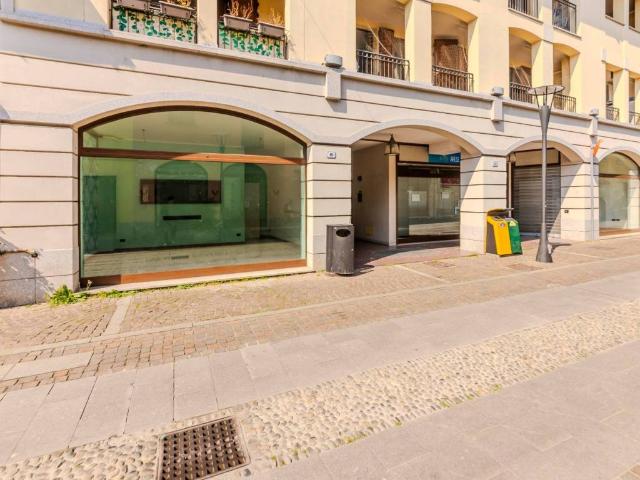 Locale Commerciale in affitto a Sant'Anna, Arese