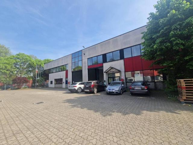 Locale Commerciale in affitto a Arese, Lombardia