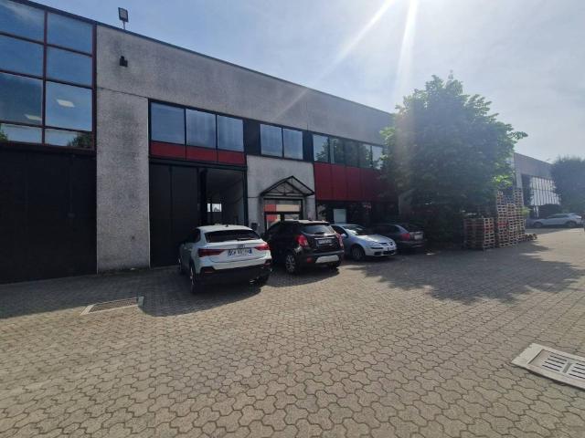 Locale Commerciale in affitto a Arese, Lombardia