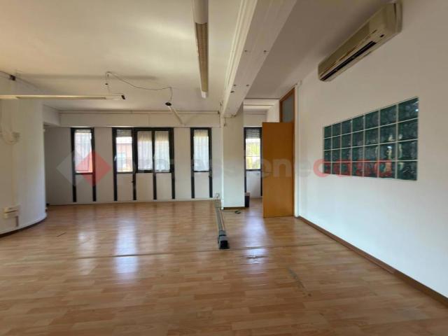 Locale Commerciale in affitto a La Pace, Palazzo Del Pero