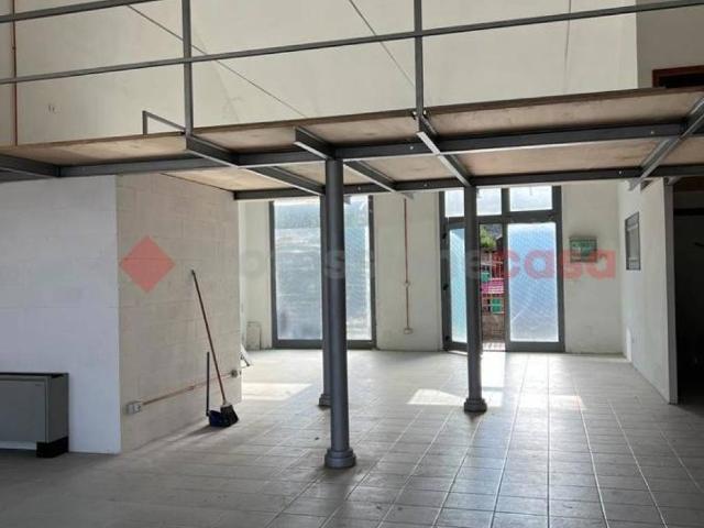 Locale Commerciale in affitto a Pescaiola, Palazzo Del Pero