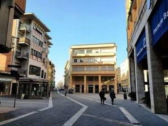 Locale Commerciale in affitto a Palazzo Del Pero, Toscana