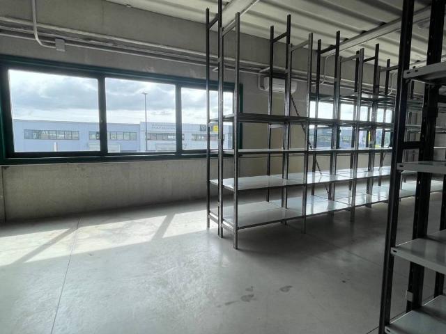 Locale Commerciale in affitto a Chiani, Palazzo Del Pero