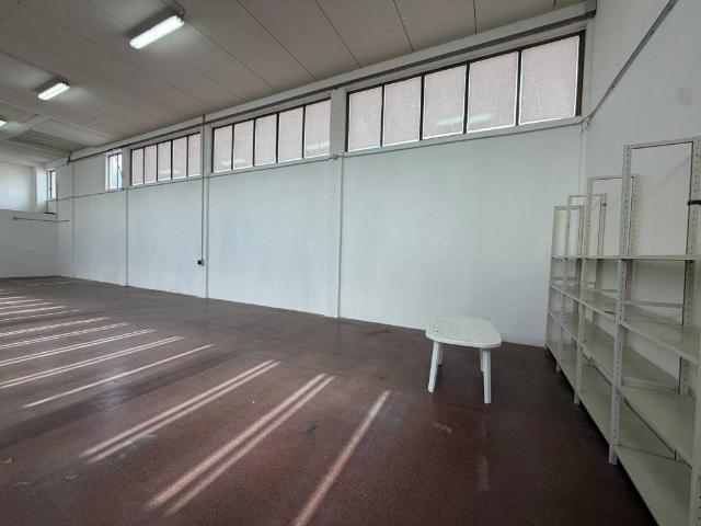 Locale Commerciale in affitto a Chiani, Palazzo Del Pero