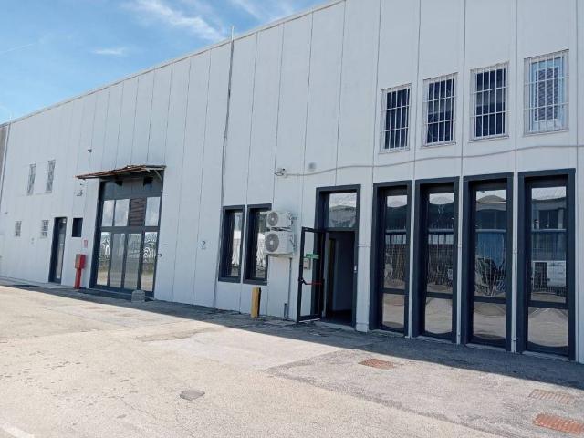 Locale Commerciale in affitto a Chiani, Arezzo