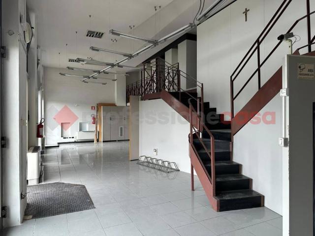 Locale Commerciale in affitto a Arezzo