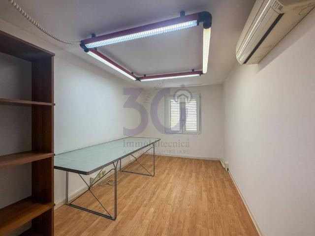 Locale Commerciale in affitto a San Donato, Arezzo