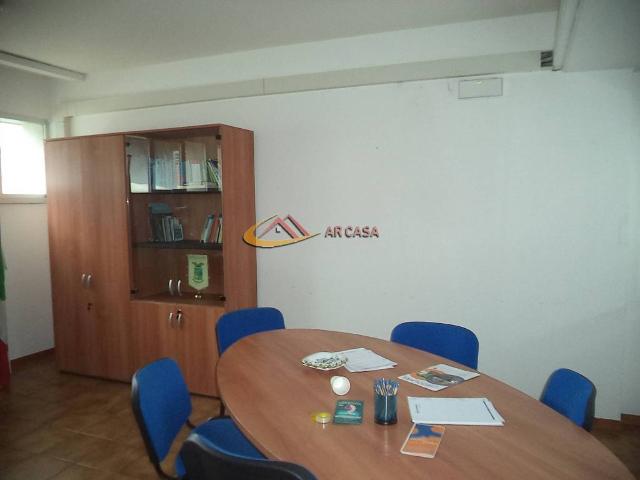 Locale Commerciale in affitto a Colle di Santa Maria, Palazzo Del Pero