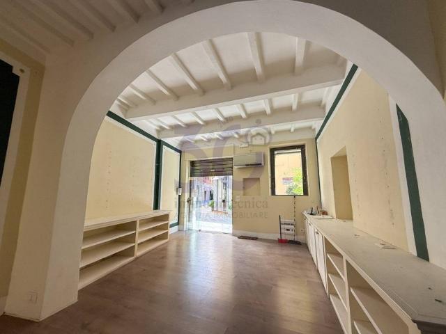 Locale Commerciale in affitto a Palazzo Del Pero, Toscana