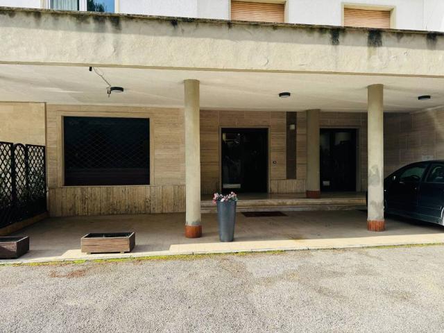 Locale Commerciale in affitto a Ariano Irpino, Campania
