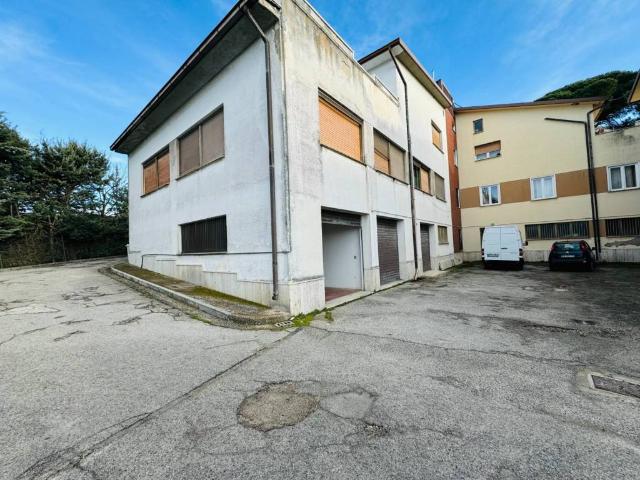 Locale Commerciale in affitto a Ariano Irpino, Campania