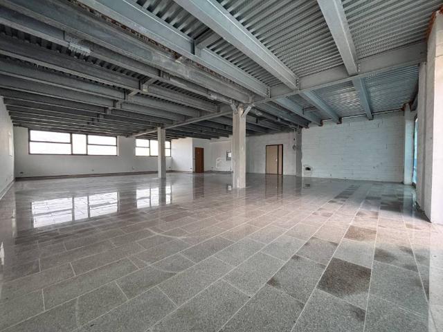 Locale Commerciale in affitto a Martiri, Ariano Irpino
