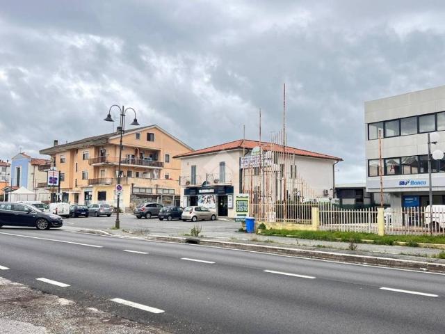 Locale Commerciale in affitto a Fontana di Papa, Roma Capitale