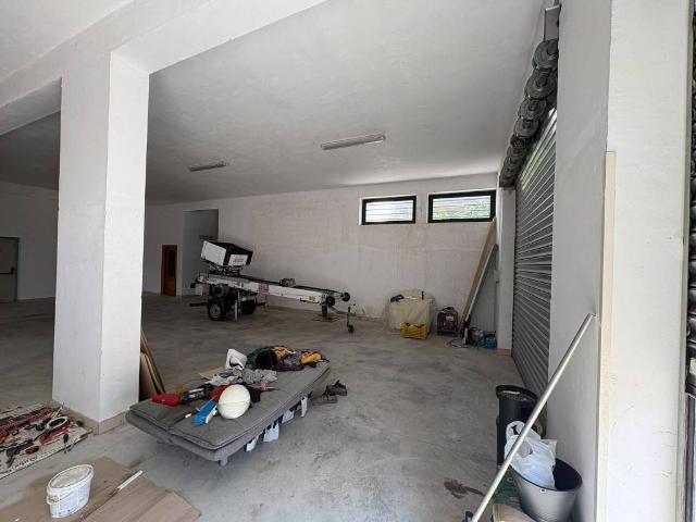 Locale Commerciale in affitto a Arienzo, Campania