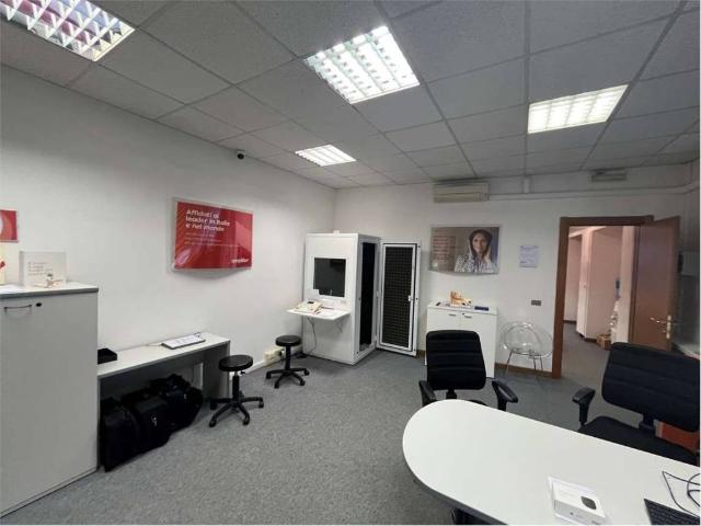 Locale Commerciale in affitto a Piemonte, Novara