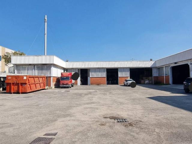Locale Commerciale in affitto a Arosio, Lombardia