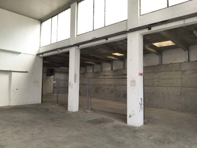 Locale Commerciale in affitto a Arosio, Lombardia