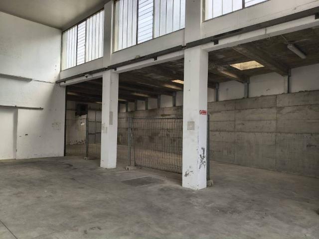 Locale Commerciale in affitto a Arosio, Lombardia