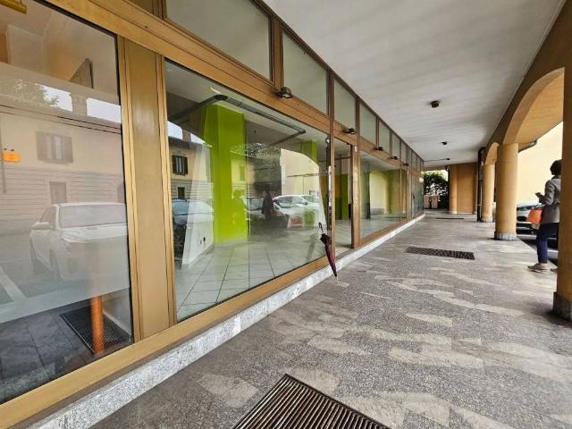 Locale Commerciale in affitto a Arosio, Lombardia